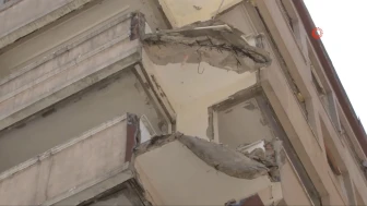 İstanbul sallandı, Bahçelievler'de balkon çöktü! 1 yaralı