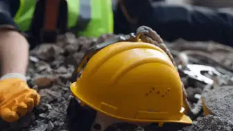Taş kırma makinasının altında kalan işçi hayatını kaybetti