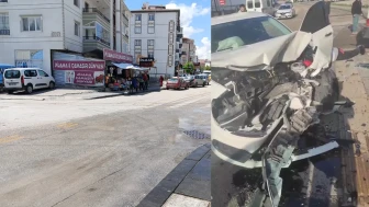 Ankara'da iki otomobil kafa kafaya çarpıştı: 3'ü ağır 9 kişi yaralandı