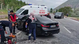 Kayseri'de iki otomobil kafa kafaya çarpıştı