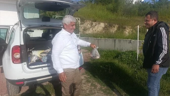Camiye gelen eski belediye başkanın otomobili çalındı
