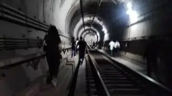Metroda dehşet anları: Vagonu ateşe verdi!