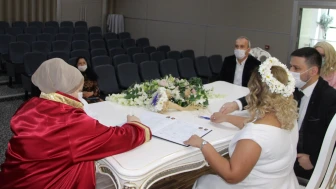 05.05.2025’te evlenmek isteyenler nikah dairesine akın etti