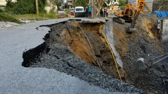 Gaziosmanpaşa’da yol çöktü! Doğal gaz hattı zarar gördü
