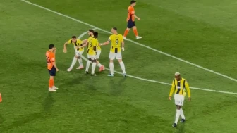 Başakşehir-Fenerbahçe maçına damga vuran kavga