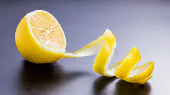 Limon kabuğu ile çiçeklerinizi coşturun! İşte bitkiler için faydaları
