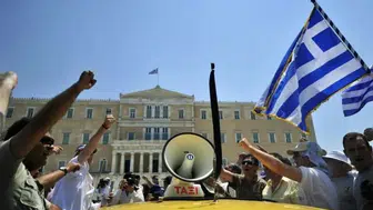 Eylem yapan taksicilerle polis arasında arbede yaşandı