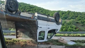 Bingöl'de kamyonet refüje çıkıp takla attı!