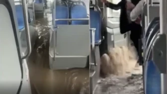 Diyarbakır'ı sel vurdu: Su birikintisi halk otobüsüne doldu