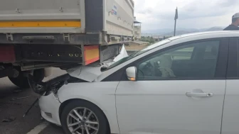 Otomobil, tıra ok gibi saplandı!