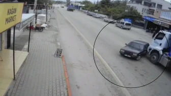 Hatay'da hafriyat kamyonunun otomobili önüne aldığı anlar kamerada!