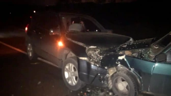 Antalya'da otomobiller kafa kafaya çarpıştı: 3 yaralı