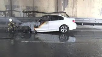 Ataşehir'de lüks otomobil alev alev yandı