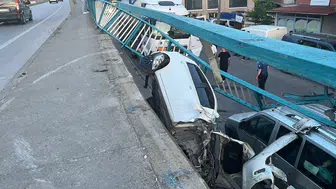 Gebze’de otomobil 3 metrelik duvarda asılı kaldı