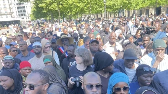 Fransa’da camide namaz kılarken öldürülen genç için Paris’te anma töreni