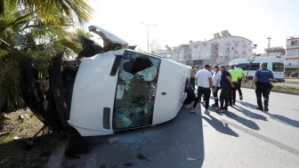 Antalya'da feci kaza: Servis minibüsü devrildi, sürücü araçta sıkıştı!