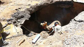 İzmir'de su borusu patladı! Araçlar ve evleri su bastı