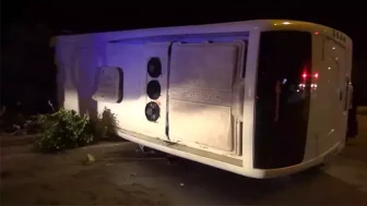 Zonguldak’ta dehşet anları: Midibüs devrildi, 2 yaralı