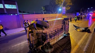 Kartal'da feci kaza! Otomobil kaldırıma çarparak sürüklendi