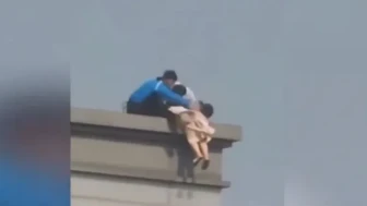 20. kattan atlamaya kalkan kadını saçından tutup kurtardı!