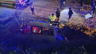 Samsun Bafra’da minibüs şarampole devrildi