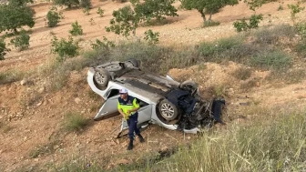 Gaziantep’te araç tarlaya uçtu: 1’i ağır 8 yaralı