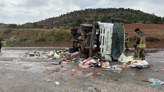 Ankara'da belediye kamyonu devrildi!