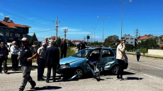 Kütahya'da çarpışan otomobiller hurdaya döndü!