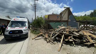 Bolu'da ev yıkımı sırasında çökme: 1 işçi yaralandı
