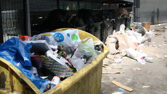 Grev krizi büyüyor! Sokaklar çöp yığınlarıyla doldu