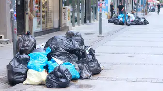 İzmir'de işçilerin grevi sürüyor: Sokaklar çöp doldu!