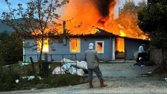 Sakarya'da korkunç yangın: Tek katlı ev alev topuna döndü!