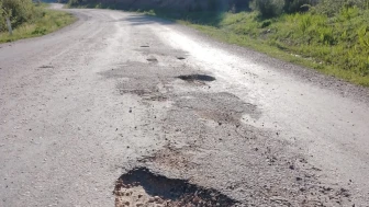 Kütahya’da bozuk yol çileye dönüştü: Sürücüler her gün tehlike atlatıyor!