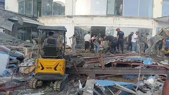 Antalya'da otel inşaatında balkon göçtü: İşçiler son anda kaçtı