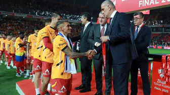 Galatasaray'a Süper Lig şampiyonluk kupasını kim verecek?
