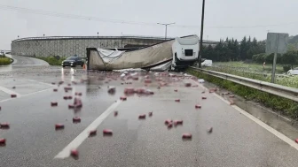 İçki yüklü TIR devrildi, kutular yola saçıldı