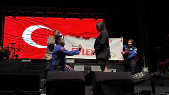 Bolu’da binlerce kişinin önünde sürpriz evlilik teklifi