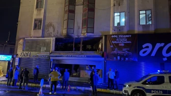 Küçükçekmece'de ayakkabı dükkanında yangın!