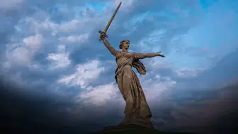 Rusya'nın dev anıtının kafasından ceset çıktı!