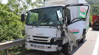 Sakarya'daki kazada araçlar hurdaya döndü!