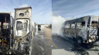 Sivas'ta seyir halindeki servis minibüsü yandı!