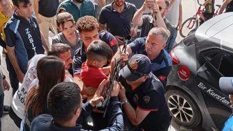 Cizre’de 8 yaşındaki çocuğun eline demir korkuluk saplandı!