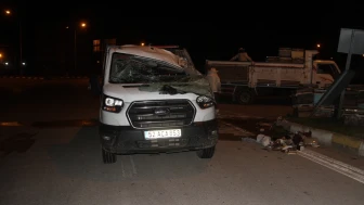 Konya'da panik dolu anlar: Arı kovanı yüklü kamyon devrildi!
