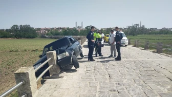 Saraçhane Köprüsü’nde otomobil bariyerlere çarptı