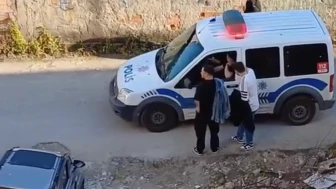 Çocuklar babalarının elektrikli aracını kaçırdı, şarj bitince yolda kaldılar