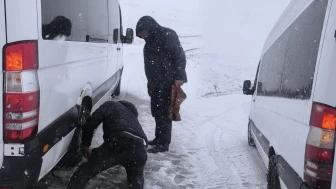 Erzurum'da kar ve tipi! Araçlar yolda kaldı