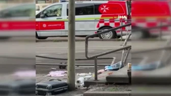 Almanya’da araç kalabalığa daldı: Çok sayıda yaralı var
