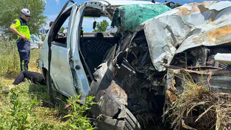 Bursa'da otomobil zeytinliğe devrildi: 3 yaralı!