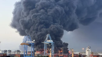 Sudan’ın Port Sudan Limanı'nda patlama ve yangın!