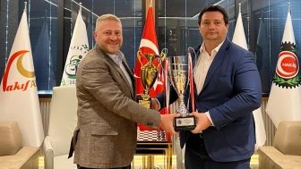 Enerji İş Spor Kulübü’nün kupaları Mahmud Altunsoy’a teslim edildi